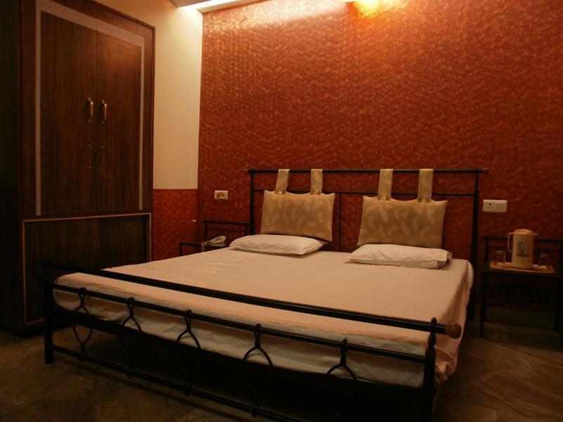 Sheel Gopal Vision Hotel Mathura Exterior photo