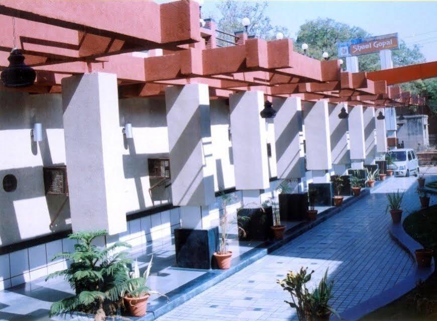Sheel Gopal Vision Hotel Mathura Exterior photo