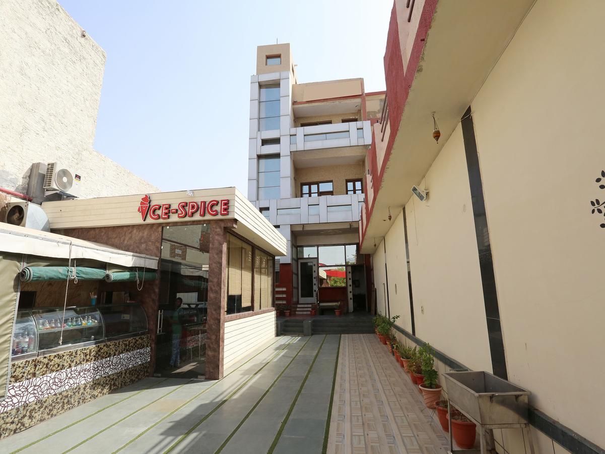 Sheel Gopal Vision Hotel Mathura Exterior photo